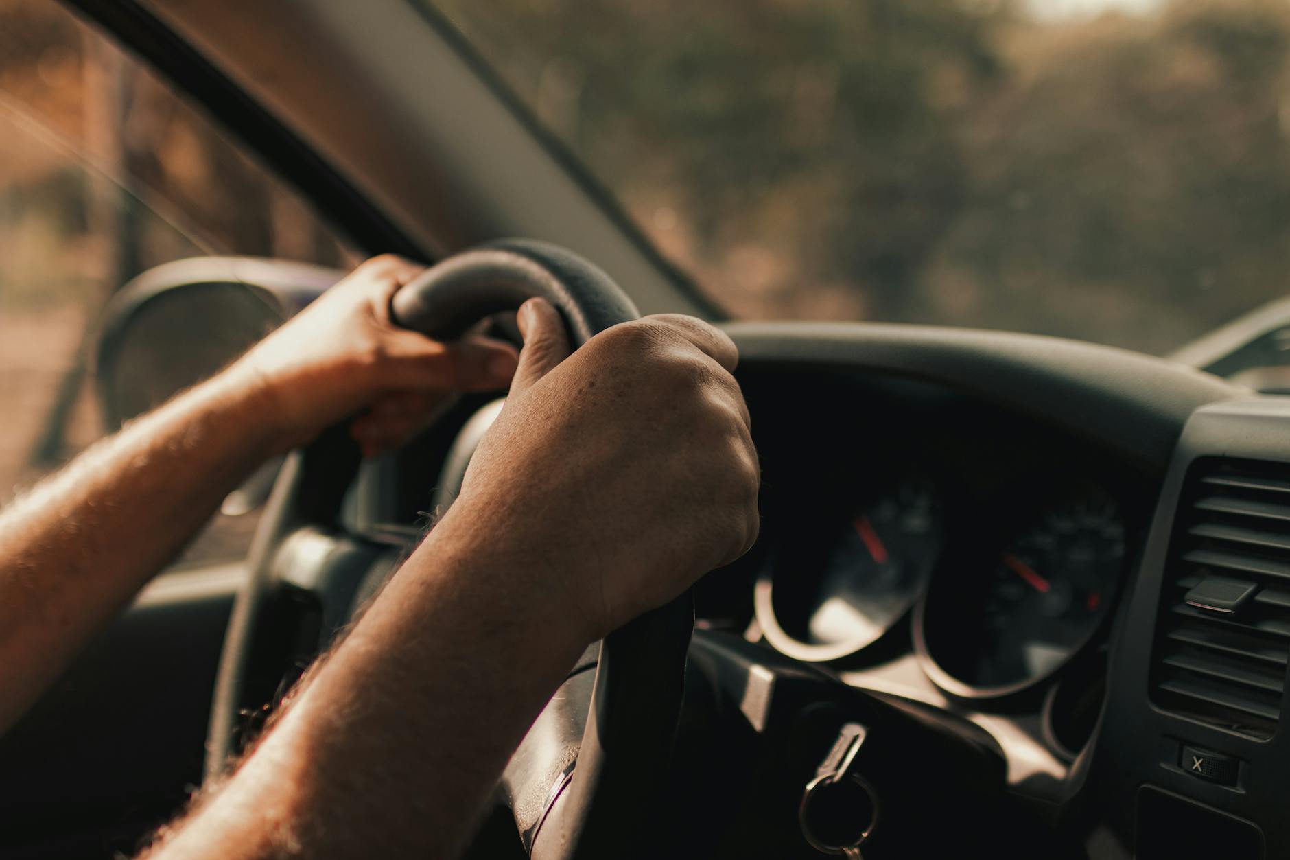 Mobil manual tersedia untuk disewa di Bali, nyaman untuk jelajah pulau.