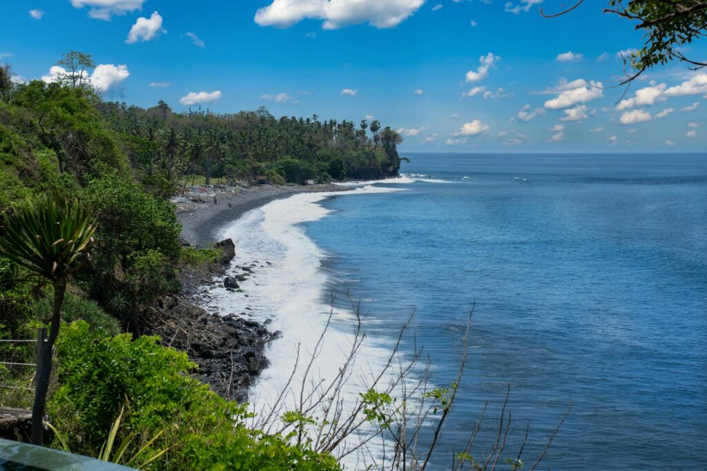 Rental mobil Singaraja Bali, mobil nyaman untuk menjelajah pantai, budaya, dan atraksi wisata setempat.