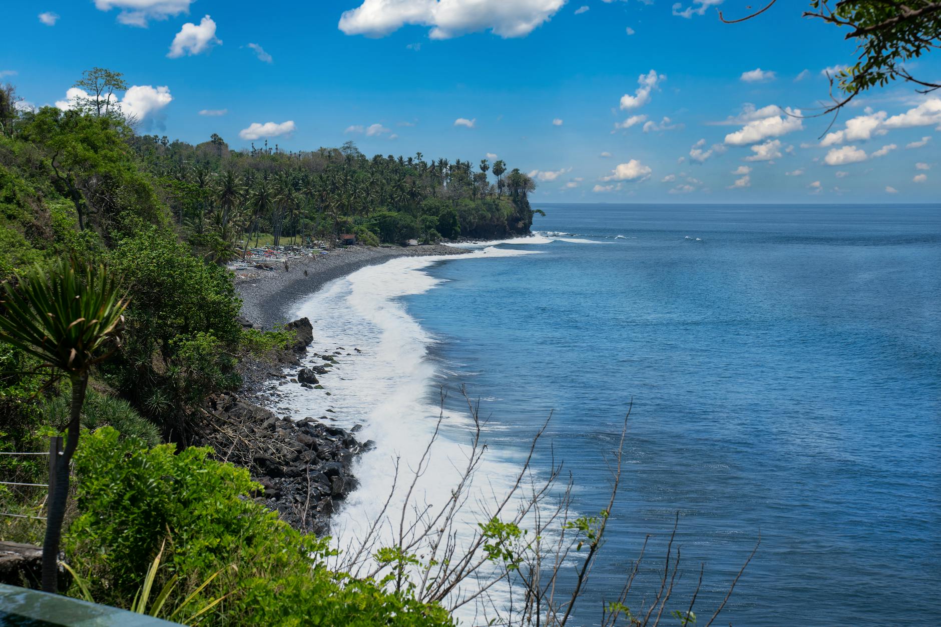 Mobil listrik disewa di Bali, ramah lingkungan, nyaman untuk tur pantai dan kota.