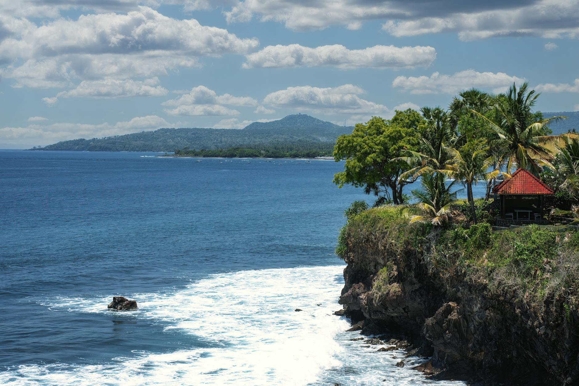 Mobil sewa bersih di Karangasem, Bali siap menjelajah pantai dan wisata budaya