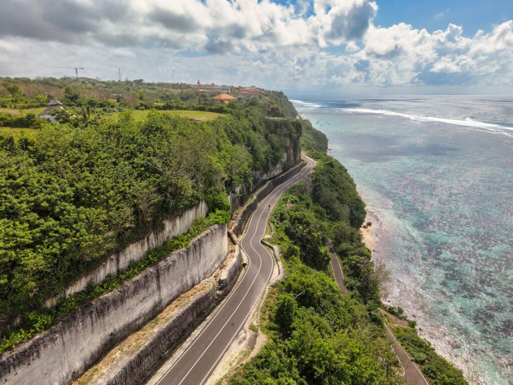 Mobil mewah siap antar wisata, layanan rental mobil di Bali dengan supir profesional