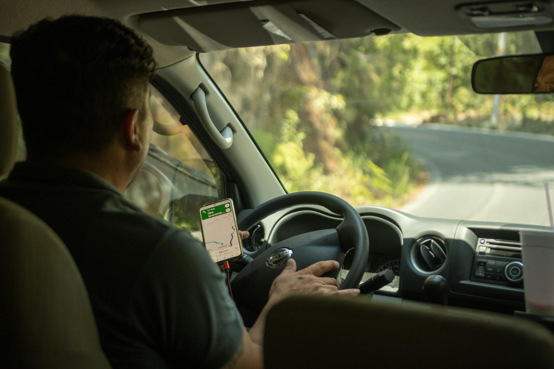 Mobil sewaan di Bali dengan sopir profesional, siap menjelajahi pantai dan budaya pulau.