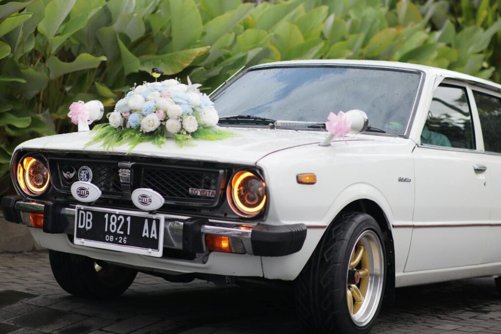 Mobil mewah disewa di Bali lengkap dengan sopir berpengalaman, siap menjelajah pulau tropis.