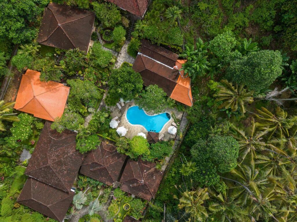 Mobil mewah disewa di Bali oleh perusahaan rental terpercaya, siap menjelajah pulau indah