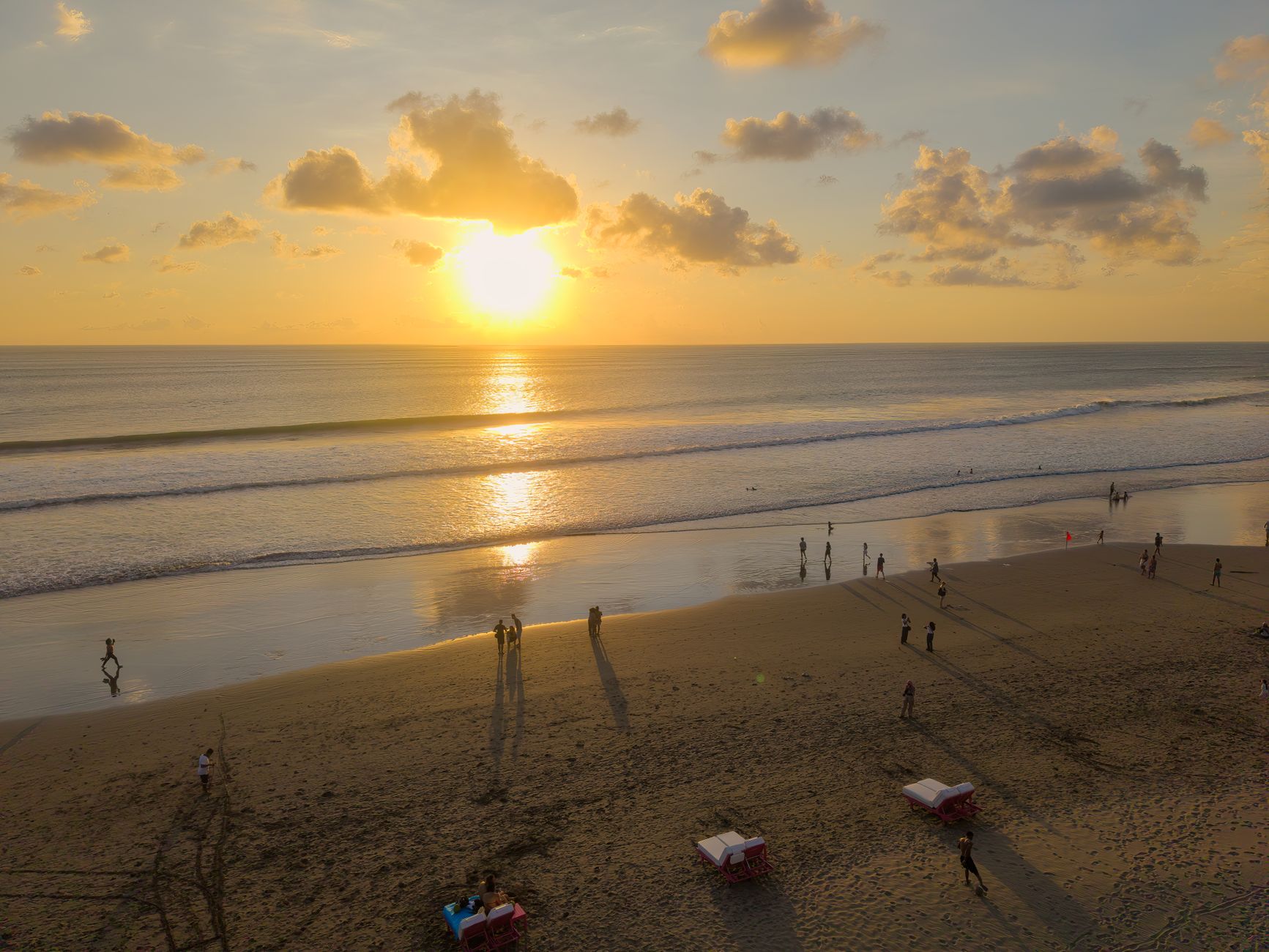 Rental mobil di Seminyak, Bali, siap menjelajahi pantai dan tempat wisata dengan nyaman