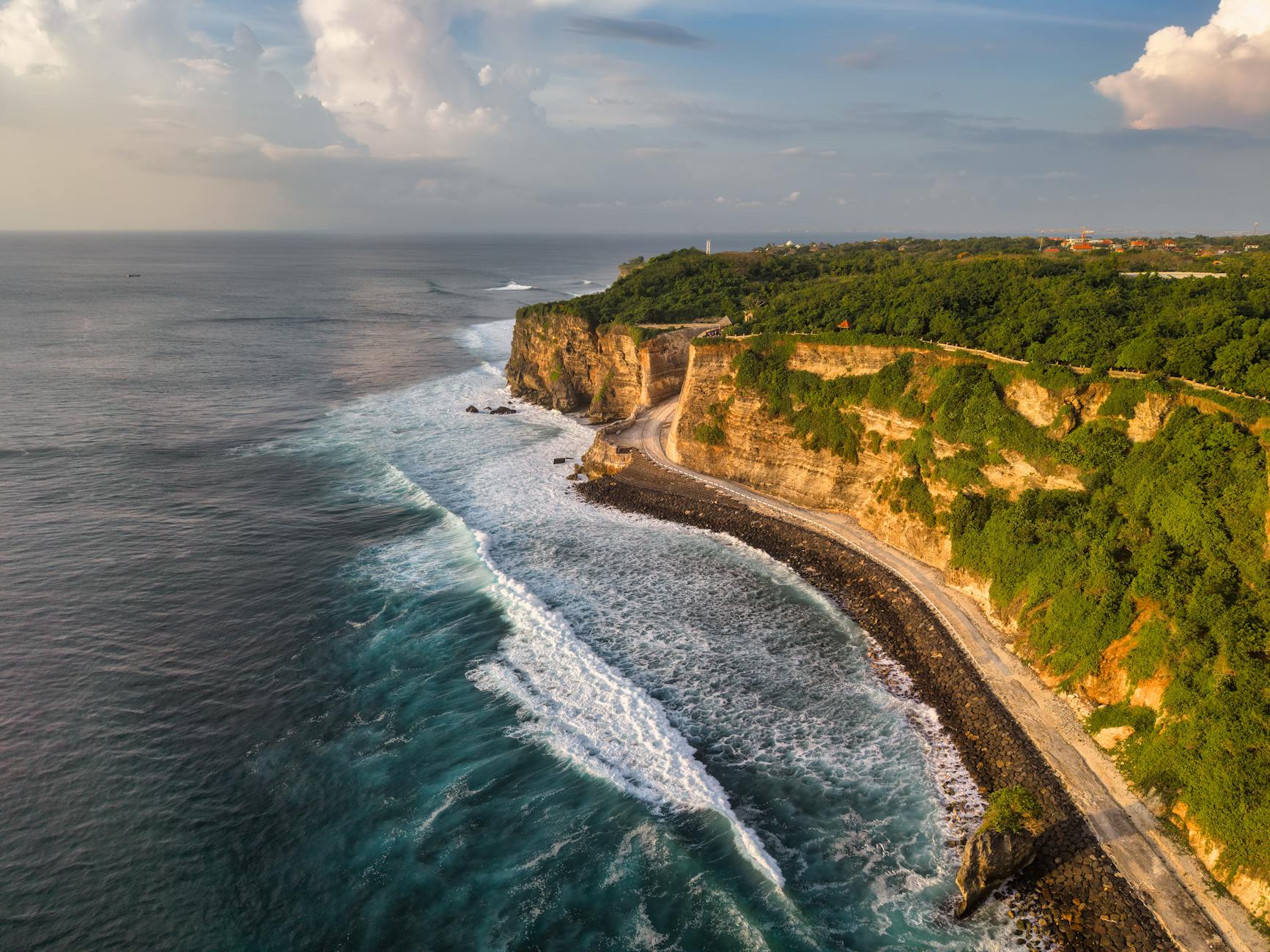 Sewa mobil di Bali menuju Uluwatu, nyaman, aman, dan siap menjelajah pantai