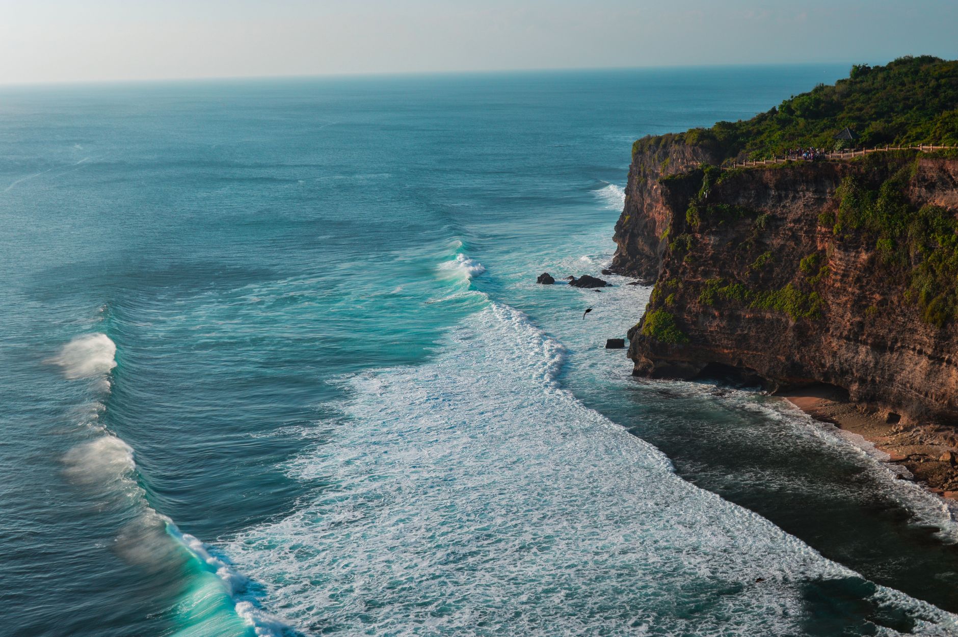 Mobil sewaan di Uluwatu Bali, nyaman untuk jelajah pantai dan tempat wisata