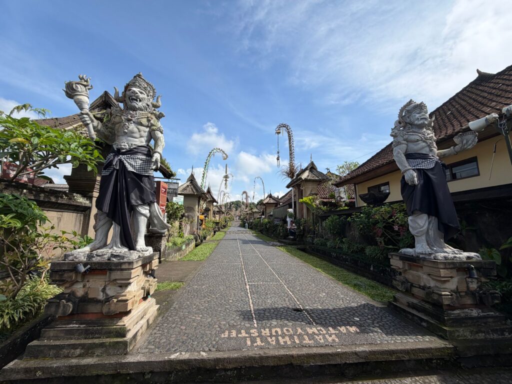 Rental mobil Bali Mutia menyediakan kendaraan nyaman untuk wisata di Bali.