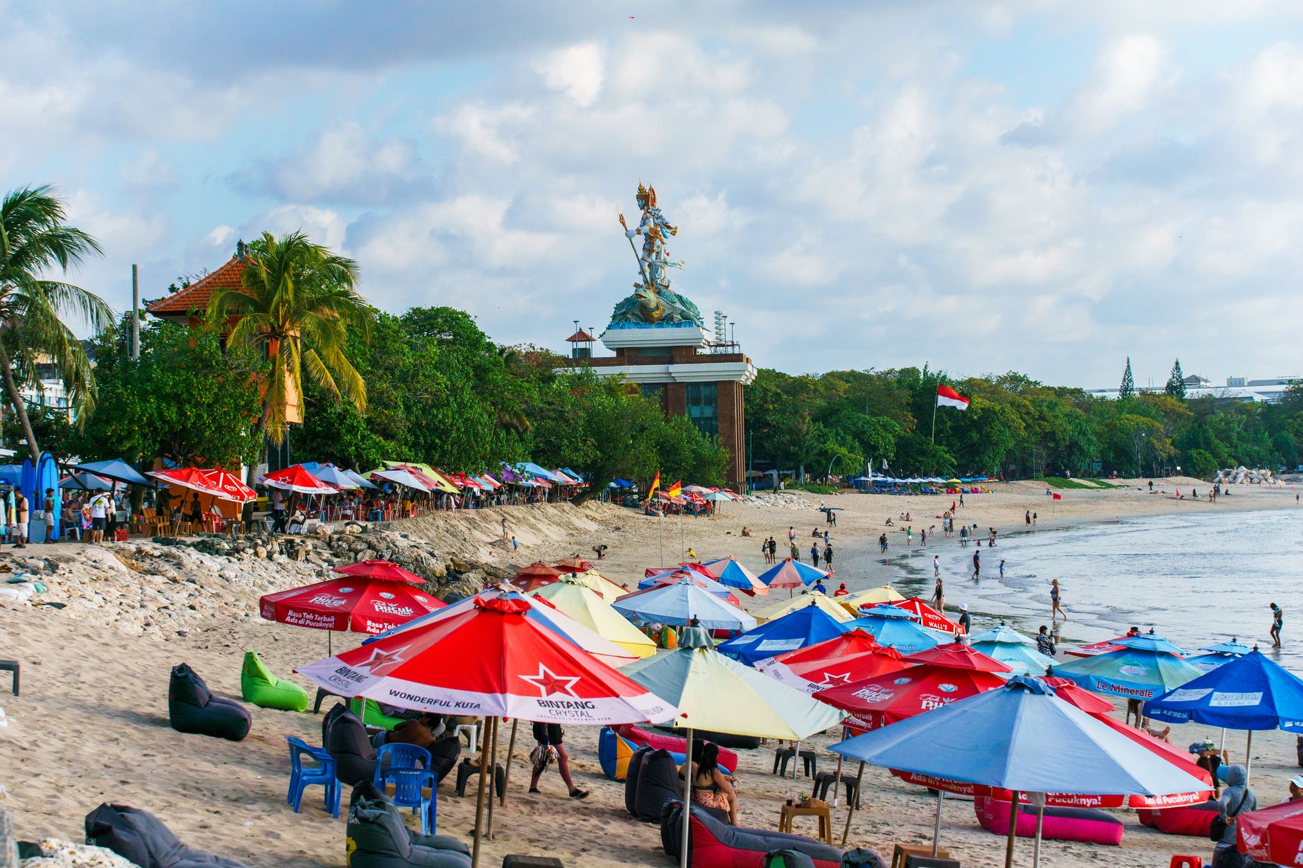 Mobil sewaan di Legian, Bali, siap menjelajahi pantai dan tempat wisata dengan nyaman