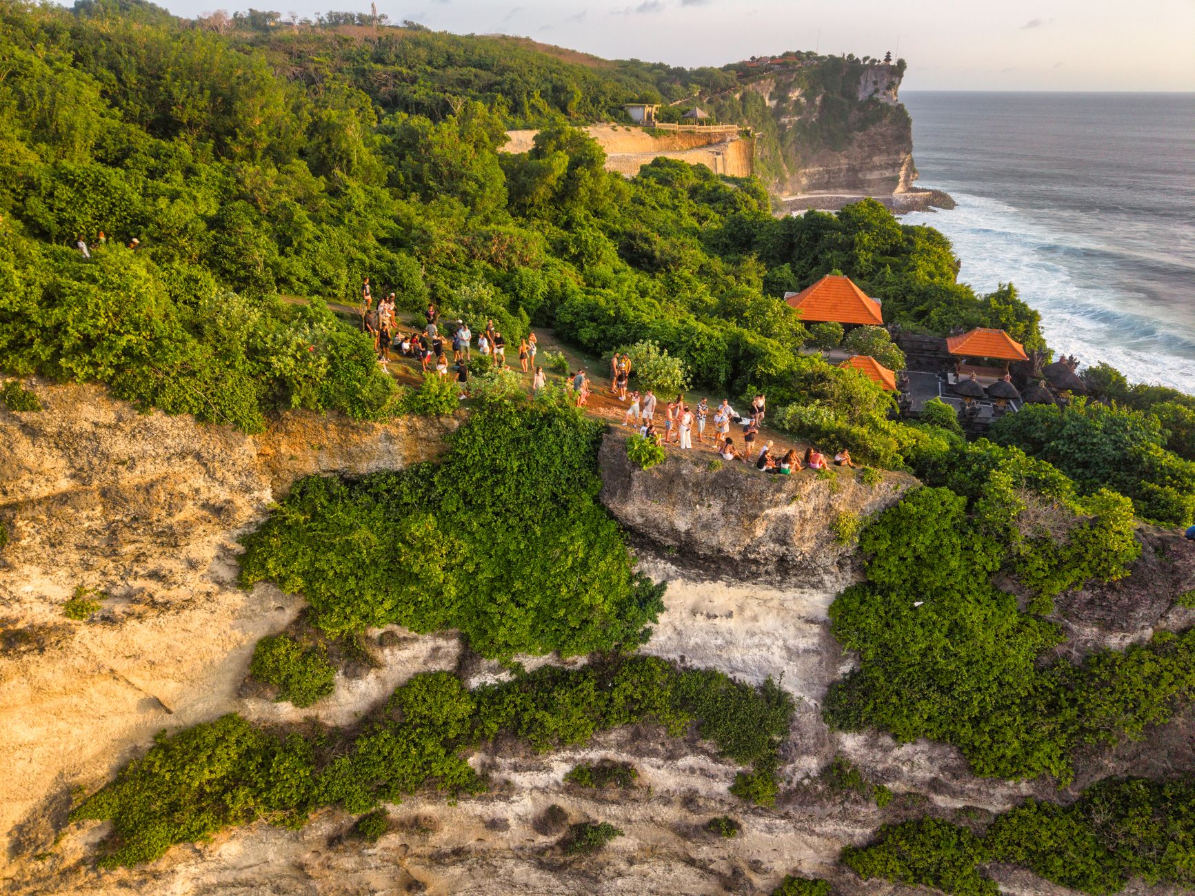 Sewa mobil di Bali Uluwatu, perjalanan nyaman ke pantai dan situs budaya dengan layanan premium