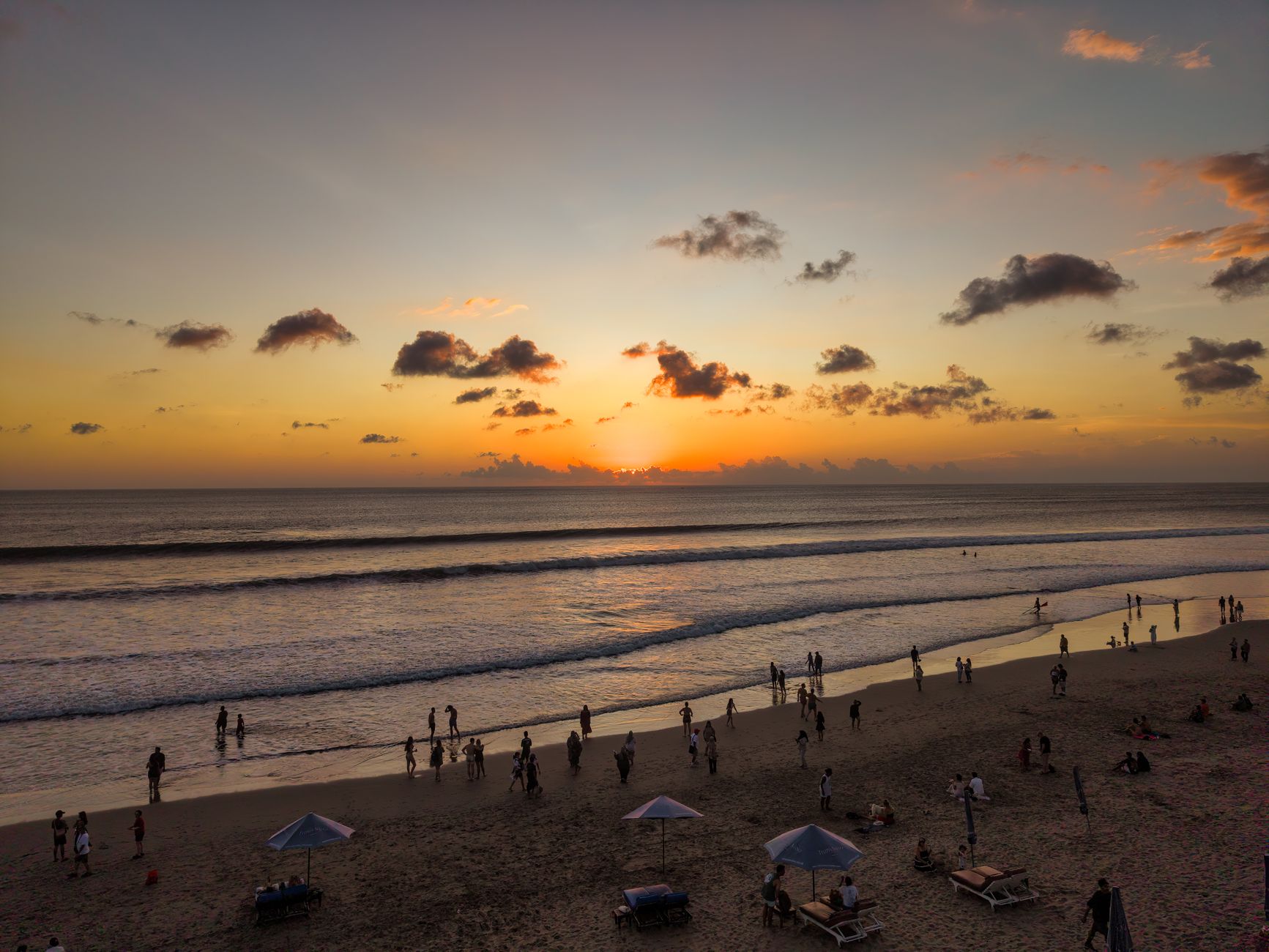 Mobil sewa di Kuta Bali siap menjelajah pantai, budaya, dan pemandangan eksotis.